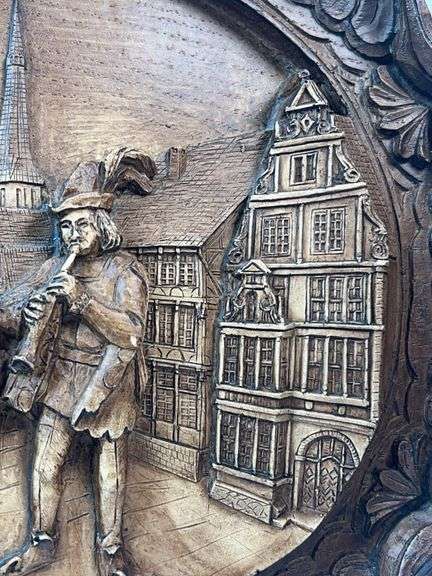 PIED PIPER OF HAMELIN CARVED FIGURINE AND PLATE.  GERMAN ORIGIN