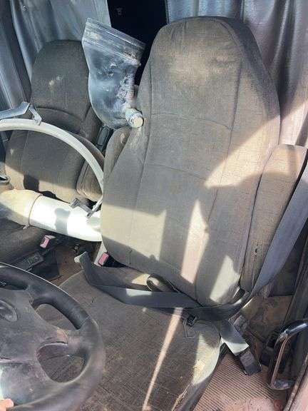 2014 Peterbilt 388 showing 425,273 mi, hrs unknown - doesn't run