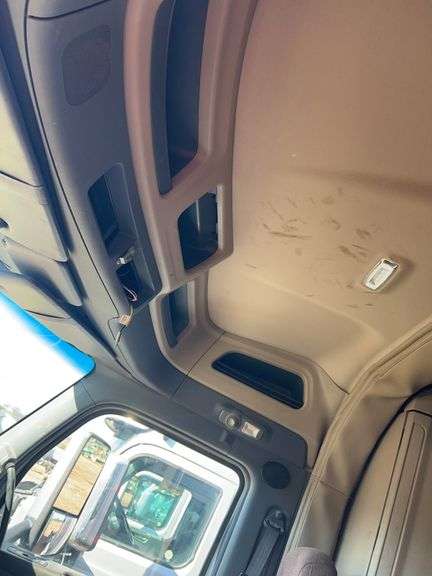 2015 Peterbilt 579 showing 424,747 mi, 22,986 hrs - runs