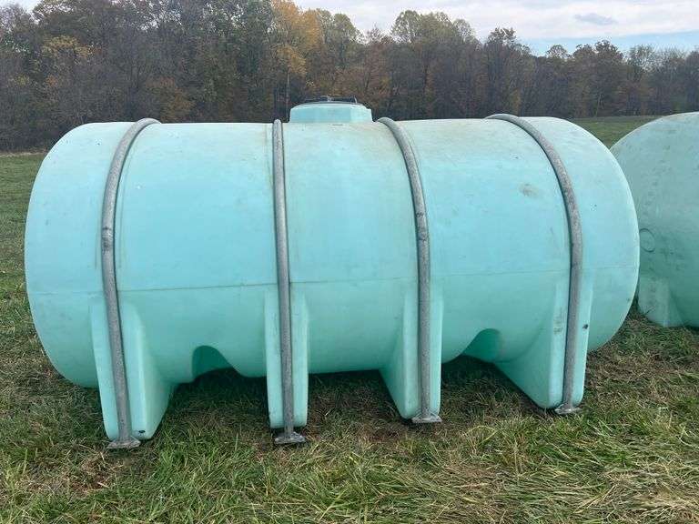 2,635 GALLON ELLIPTICAL POLY TANK