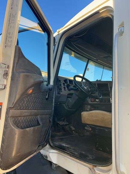 2008 Mack CXU613 showing 559,053 mi, 14,786 hrs- runs