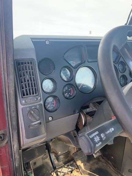 2008 Mack CHU613 showing 61,447 mi, 15,684 hrs - runs