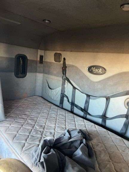 2008 Mack CXU613 showing 559,053 mi, 14,786 hrs- runs