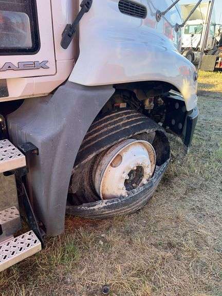 2013 Mack CXU613 showing 402,711 mi, 8,428 hrs- doesn't run