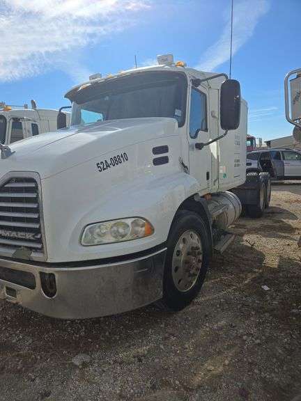 2008 Mack CXU613 showing 559,053 mi, 14,786 hrs- runs