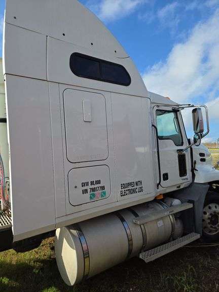 2007 Mack CXN613 565,498 mi, 10,366 hrs- doesn't run