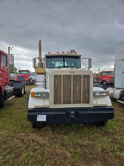 2002 Peterbilt Winch Truck 379 showing 6,294mi, hrs unkown- runs