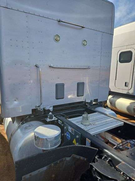 2015 Peterbilt 579 showing 453,390 mi, 22,671 hrs - runs