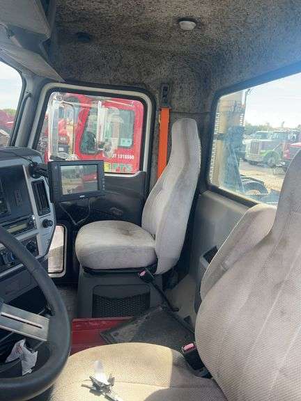 2013 Mack CXU613 showing 376,107 mi, 8,830 hrs - doesn’t run