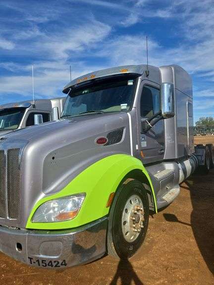 2015 Peterbilt 579 showing 370,184 mi, 14,618 hrs - runs