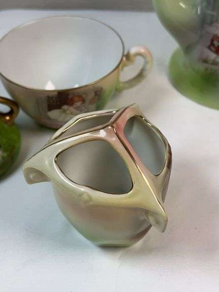 Royal Bayreuth Nursery Rhyme Collection โ Little Miss Muffet Porcelain Set