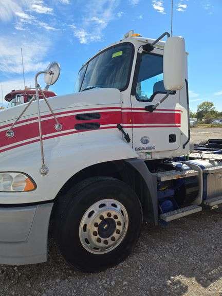 2014 Mack CXU613 showing 501,255 mi, hrs unknown- runs