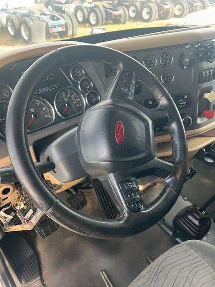 2015 Peterbilt 579 507,402 mi, hrs unknown- doesn't run