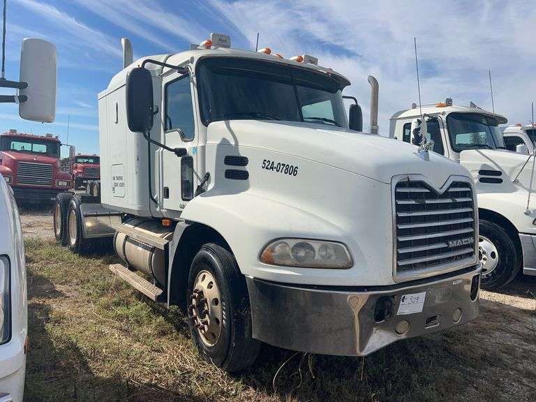 2007 Mack CXP613 showing 551,127 mi, 17,645 hrs - doesn't run