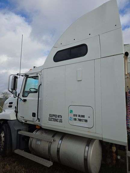 2007 Mack CXN613 565,498 mi, 10,366 hrs- doesn't run