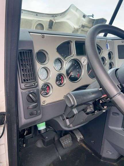 2013 Mack CXU613 showing 359,326 mi, 8,691 hrs - runs