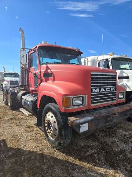 2007 Mack CHU613 showing 38,067 mi, 13,851 hrs- runs