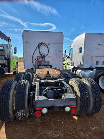 2015 Peterbilt 579 showing 424,747 mi, 22,986 hrs - runs