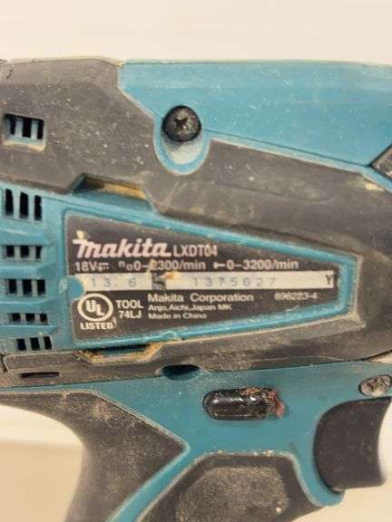 (2) Makita drills w/ battery charger - works