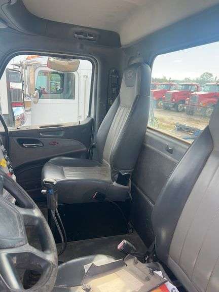 2015 Peterbilt 567 showing 31,476 mi, 7,804 hrs - runs