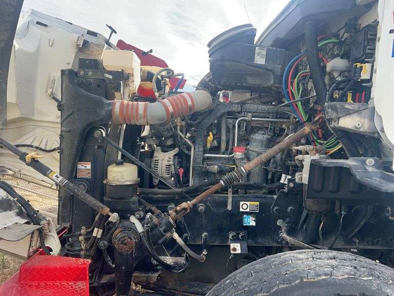 2014 Peterbilt 567 showing 44,798 mi, 5,118 hrs- runs