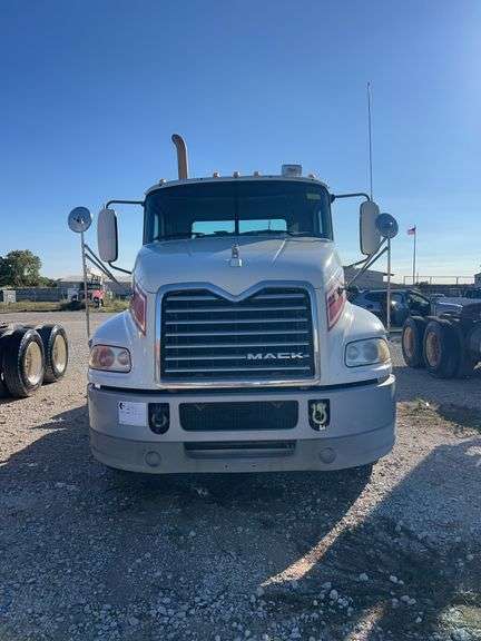 2014 Mack CXU613 showing 501,255 mi, hrs unknown- runs