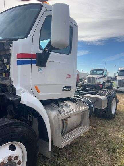 2015 Peterbilt 567 showing 31,476 mi, 7,804 hrs - runs