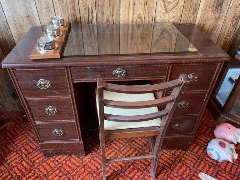 Kneehole desk, chair, and vorameters