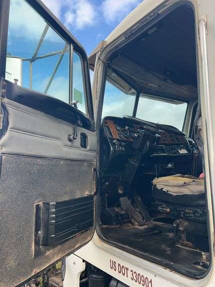 2002 Peterbilt Winch Truck 379 showing 6,294mi, hrs unkown- runs