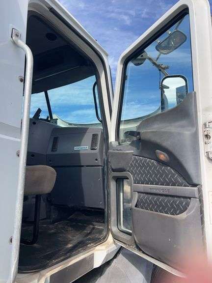 2012 Mack CXU613 showing 701,487 mi, 15,325 hrs - runs