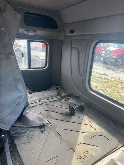 2013 Peterbilt 367 showing 63,847 mi, 9,758 hrs -