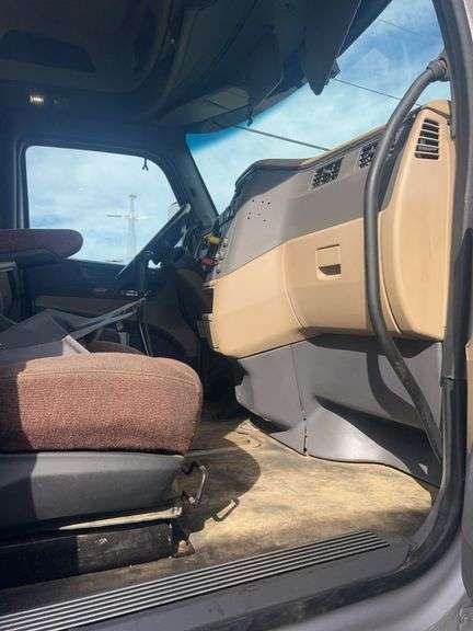 2015 Peterbilt 579 showing 465,411 mi, 24,008 hrs- runs