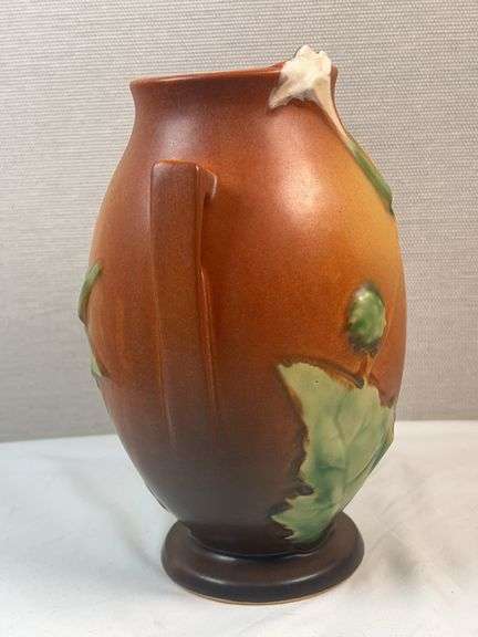 ROSEVILLE THORNAPPLE VASE 818-8