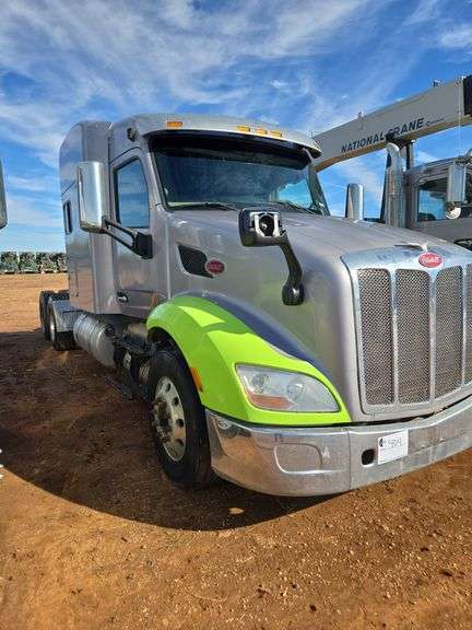 2015 Peterbilt 579 showing 424,747 mi, 22,986 hrs - runs