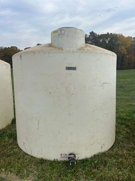 2,550 GALLON POLY TANK