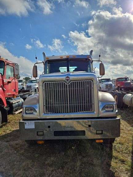 2015 International 9900 showing 218,605 mi, 6,078 hrs- runs