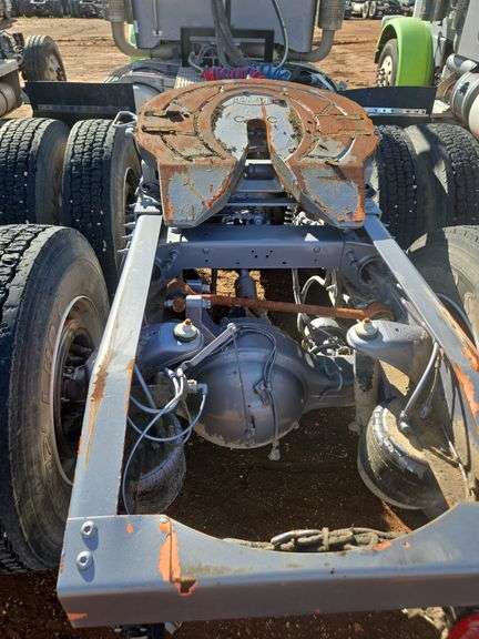 2015 Peterbilt 389 showing 20,400 mi, hrs unknown - doesn't run