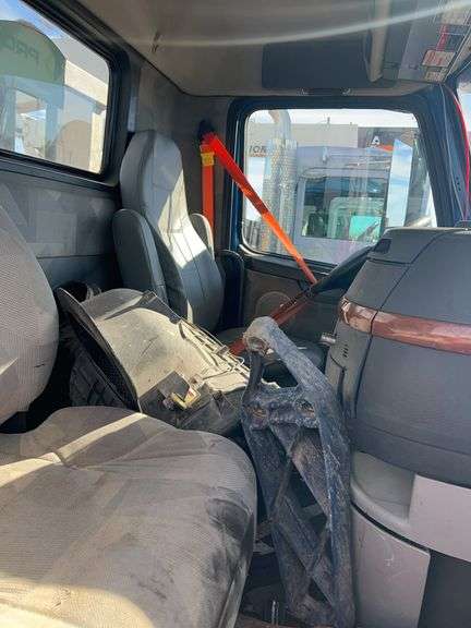 2010 Volvo VN showing 175,079 mi, hrs unknown - doesn't run