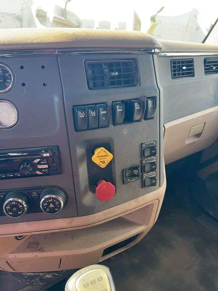 2015 Peterbilt 579 showing 424,747 mi, 22,986 hrs - runs