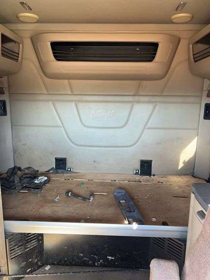 2015 Peterbilt 579 showing 424,747 mi, 22,986 hrs - runs