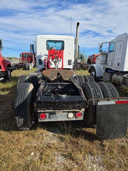 2015 Peterbilt 567 showing 31,476 mi, 7,804 hrs - runs