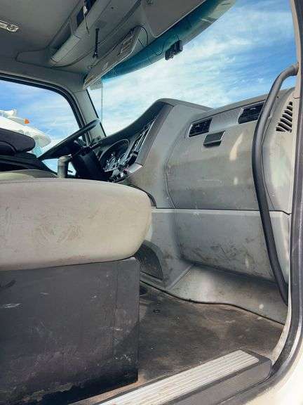 2018 Kenworth T880 showing 13,663 mi, 5,470 hrs - runs