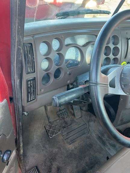 2007 Mack CHU613 showing 38,067 mi, 13,851 hrs- runs