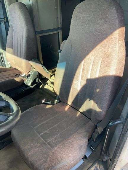 2015 Peterbilt 579 showing 424,747 mi, 22,986 hrs - runs