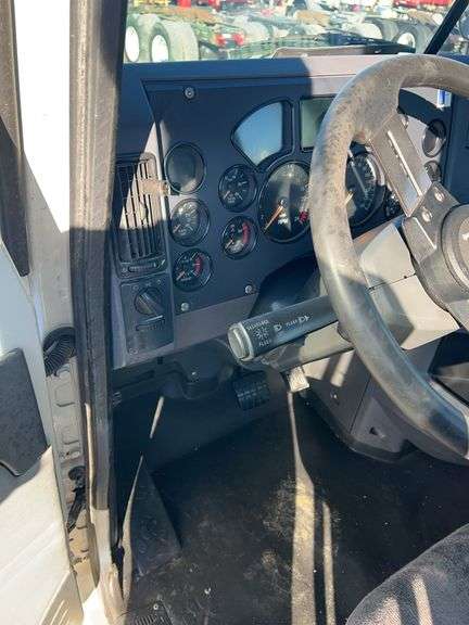 2014 Mack CXU613 showing 501,255 mi, hrs unknown- runs