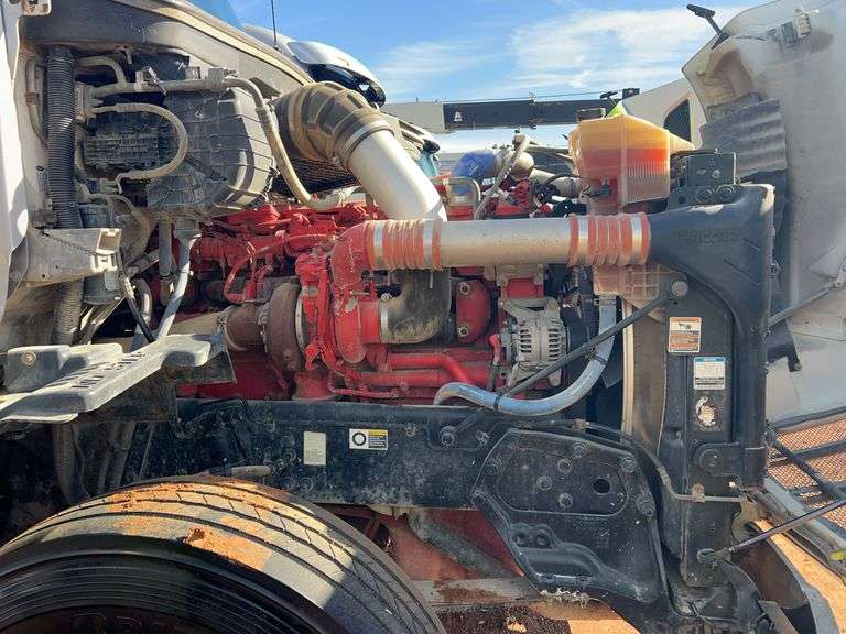 2015 Peterbilt 579 showing 370,184 mi, 14,618 hrs - runs