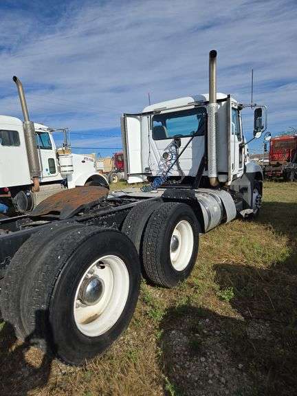2013 Mack CXU613 showing 376,107 mi, 8,830 hrs - doesn’t run