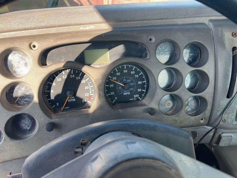 2007 Mack CHN613 showing 55,977 mi, 15,504 hrs- doesn't run