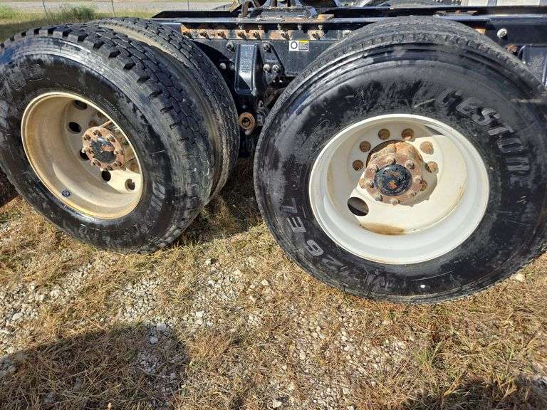 2015 Peterbilt 567 showing 31,476 mi, 7,804 hrs - runs