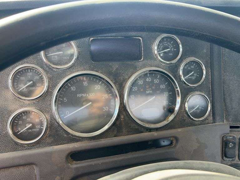 2015 Peterbilt 389 showing 20,400 mi, hrs unknown - doesn't run